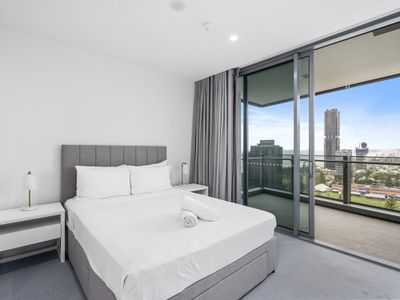 2004 / 12 PHILIP AVENUE, Broadbeach