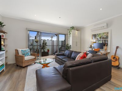 8 / 51 Curie Avenue, Oak Park