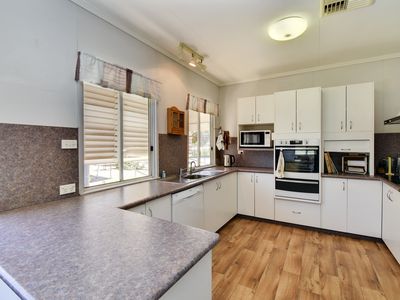 36 ROBIN ROAD, Longreach