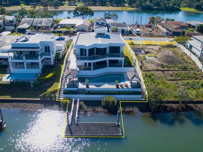 90 Cabana Boulevard, Benowa Waters
