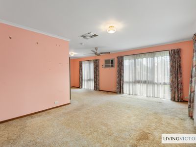 8 Wimmera Court, Werribee