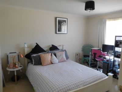 19 Decastella Drive, Horsham