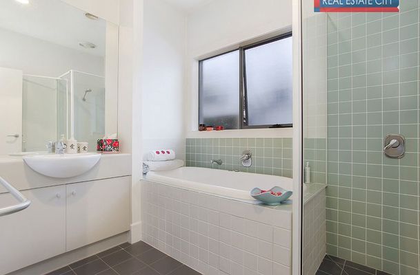 9 The Dress Circle, Oaklands Junction