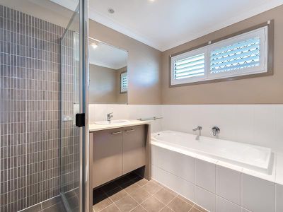 25 Costa Del Sol Avenue, Coombabah