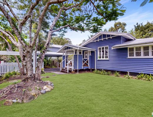 Charming Queenslander in Old Tewantin image 3