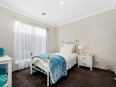 3 / 4 Bay Laurel Close, Lynbrook