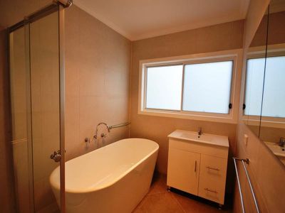 79 Lakeside Avenue , Mount Beauty