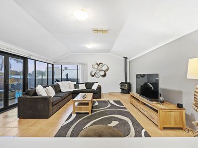 27 Dickenson Way, Booragoon