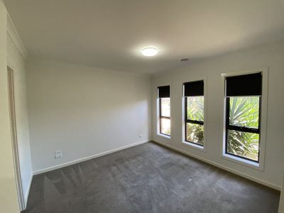 33 Peroomba Drive, Point Cook