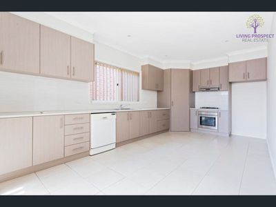 2 / 3 Buckingham Drive, Werribee