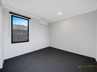 9 Interlaken Avenue, Manor Lakes