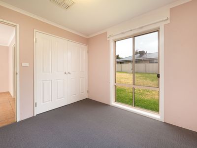 8 WATTLE WAY, West Albury