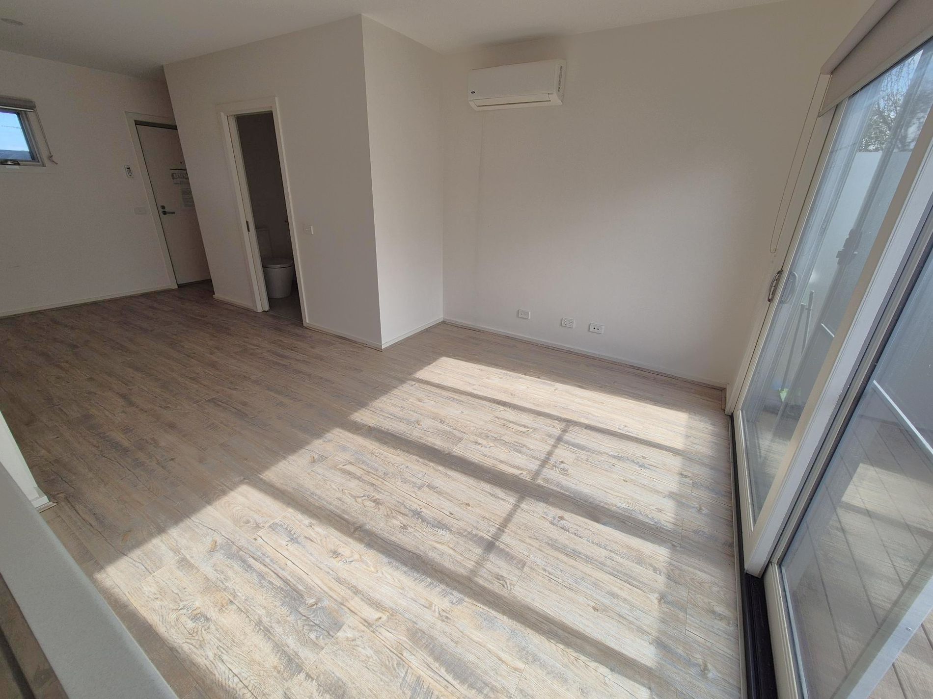 Room 9 / 98 Commercial Road , Footscray