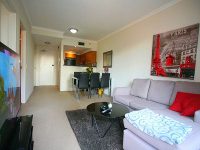 2004 / 1 Hosking Place, Sydney