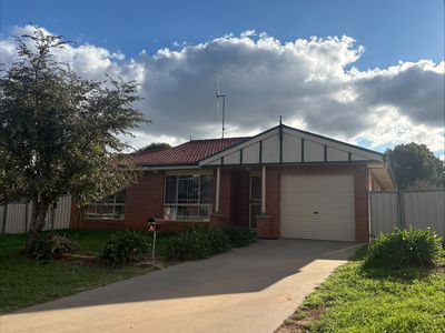 6 Farrer Street, Parkes
