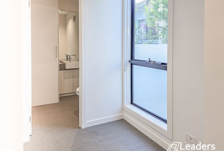 10 TEA TREE LANE, Burwood