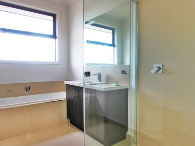 1 / 4 Harlington Street, Clayton