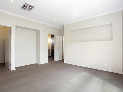 4 Embleton Avenue, Tarneit