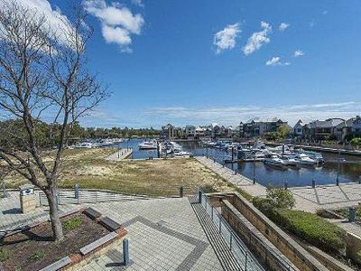 3 / 10 Marina Drive, Ascot