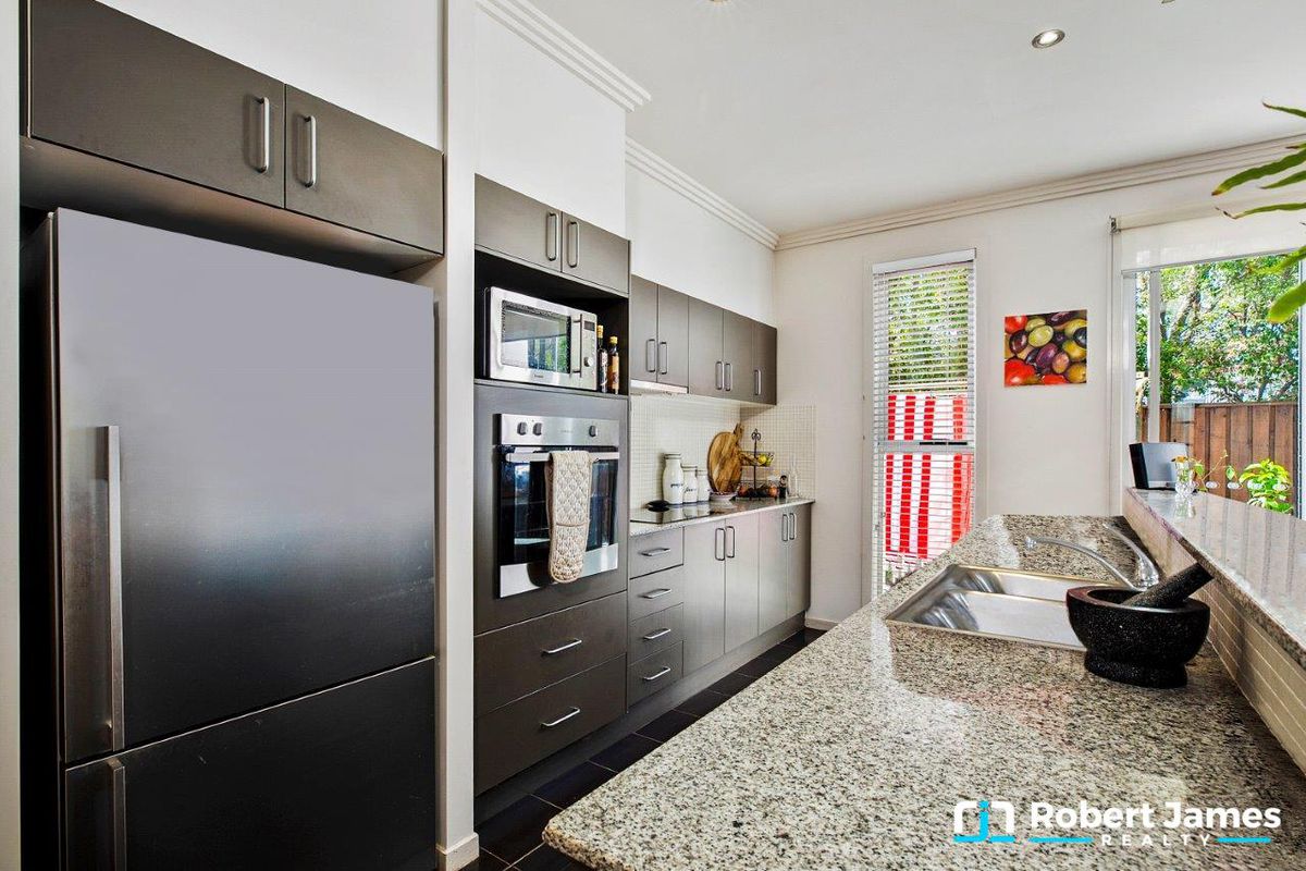 8/2 Lake Weyba Drive, Noosaville