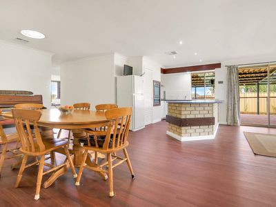 11 Cowlishaw Rise , Parmelia