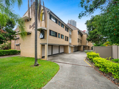 2 / 7 Lather Street, Southport