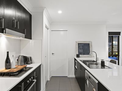 8 CULLIGAN WAY, Flagstone