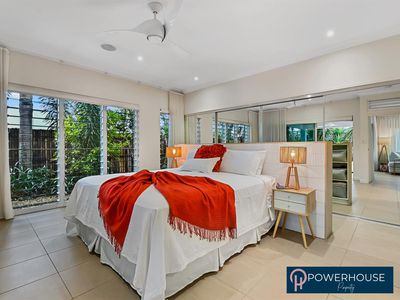 10 Castleton Entrance, Smithfield