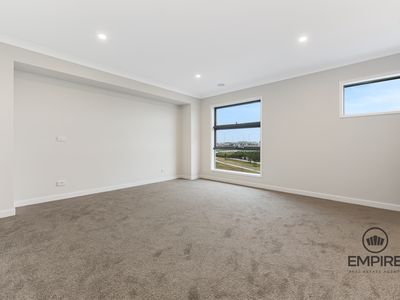 74 Yaralla Circuit, Clyde