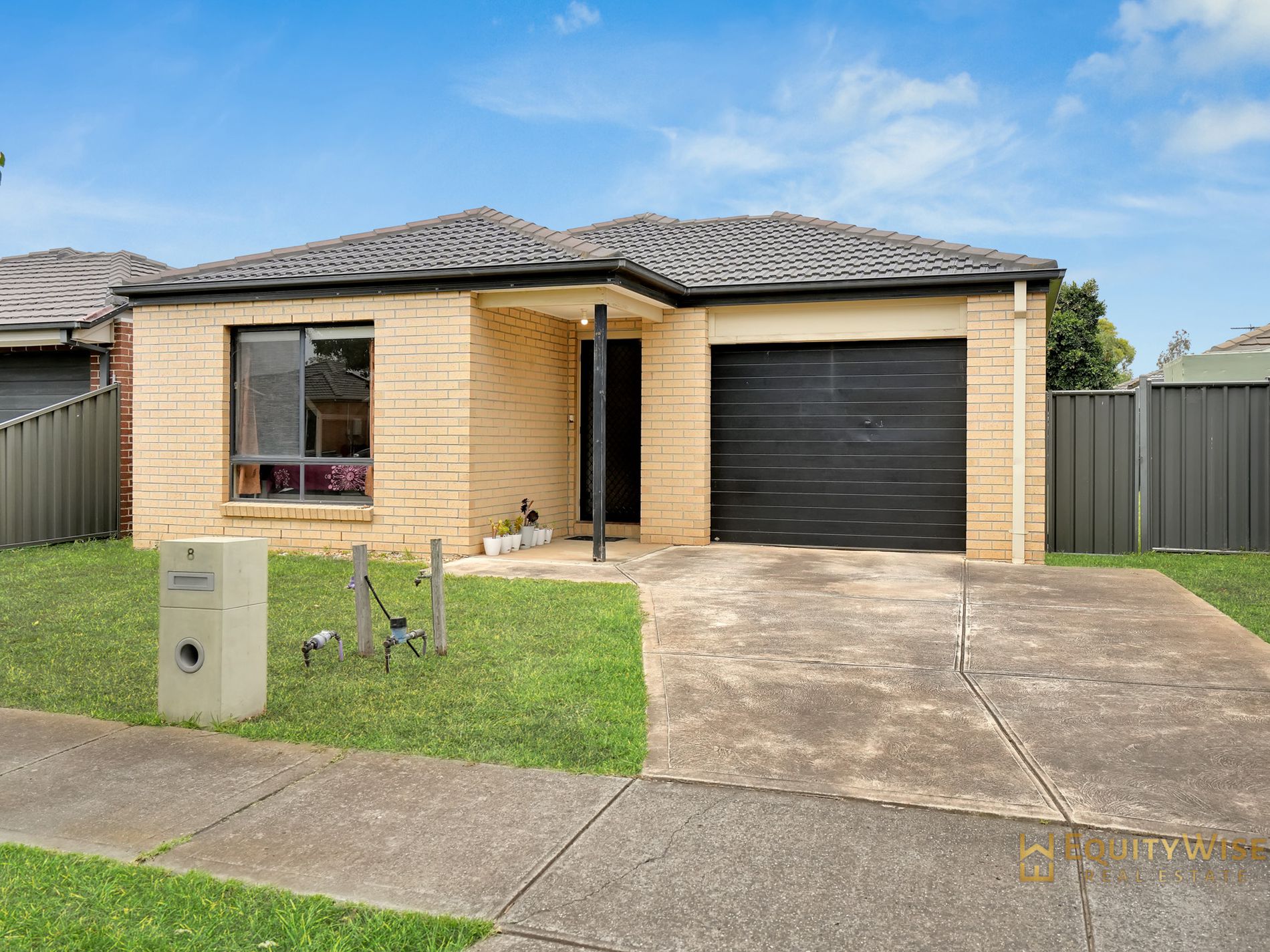 8 Gunyong Crescent, Manor Lakes