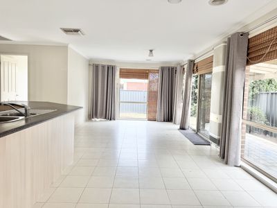 10 Maclarens Close, Manor Lakes