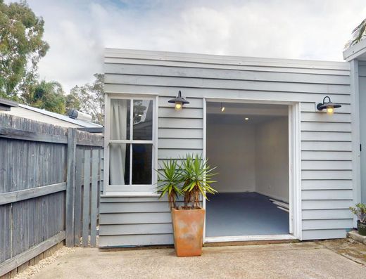 Quirky Queenslander with Studio/home office image 12