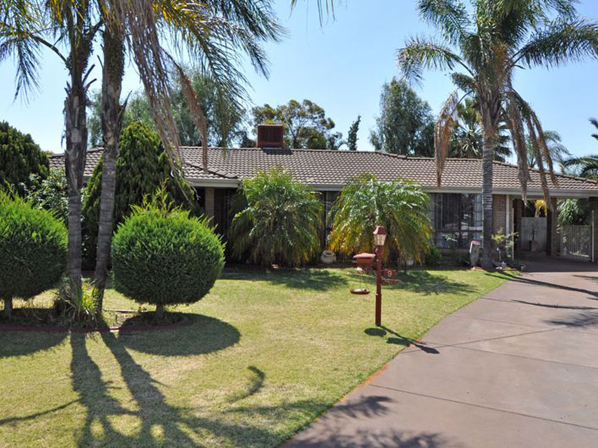 9 Compton Court, Hannans