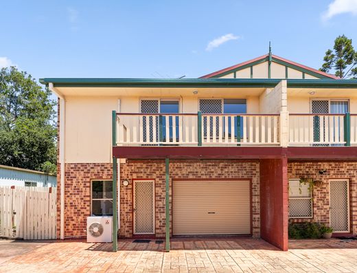 Charming and Convenient: Renovated 3 Bedroom Townhouse in Rocklea!