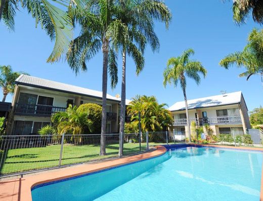 Renovated townhouse close to beach image 9