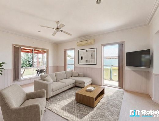 A Rare Opportunity on a North-Facing 880m² Block image 3