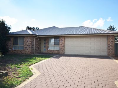 16 Dunheved Circle, Dubbo