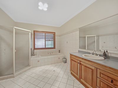 20 Toby Place, Razorback