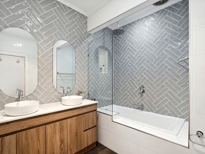 ROOM 5 / 6 Packer Avenue, North Plympton