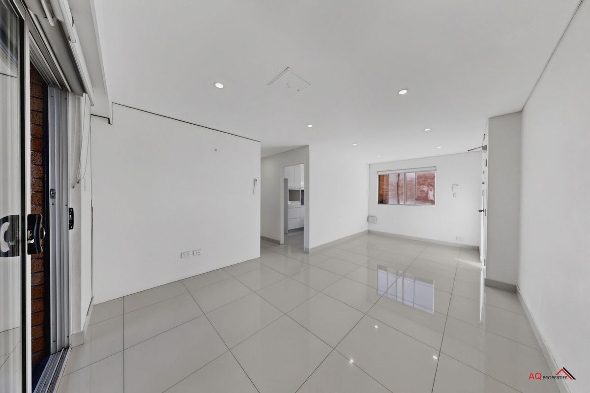 TWO BEDROOM UNIT IN AN EXCELLENT LOCATION
