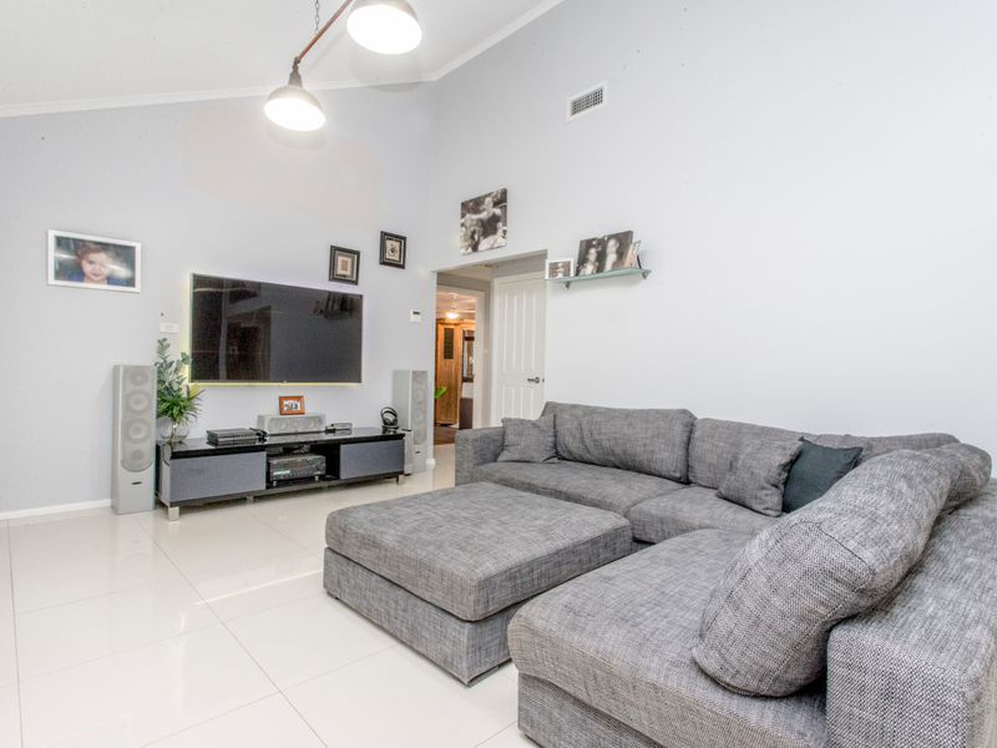 2 Kenneth Slessor Drive, GLENMORE PARK