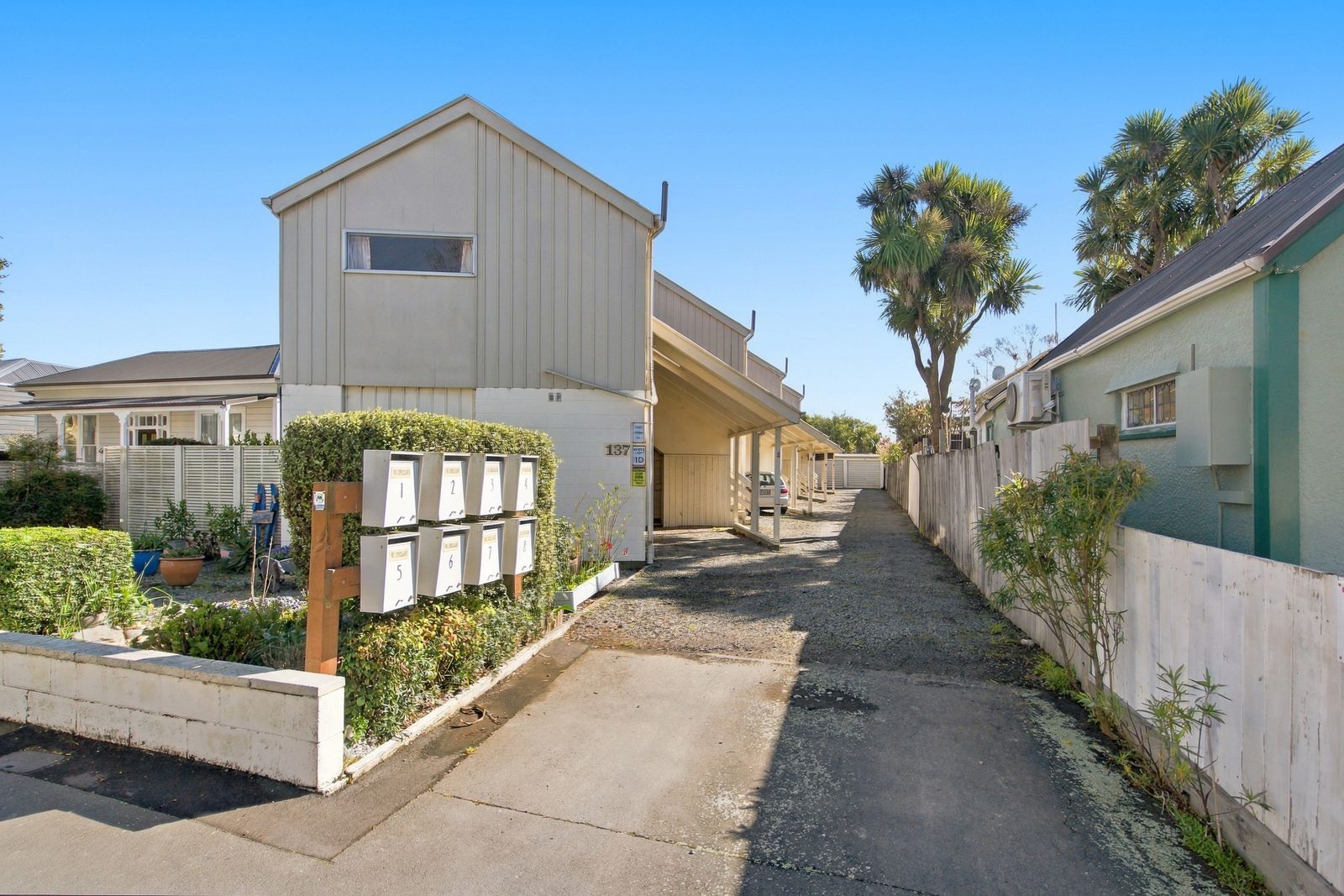 4 / 137 Chester Street East