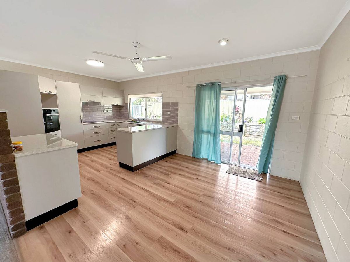 8 LARKIN CLOSE, Atherton