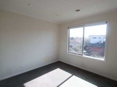 1 / 27 Fairland Avenue, Oakleigh East