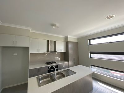 2 / 24 Tamarind Crescent, Werribee