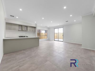 48 Conway Circuit, Aintree