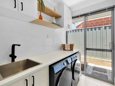 4 Golden Way, Piara Waters