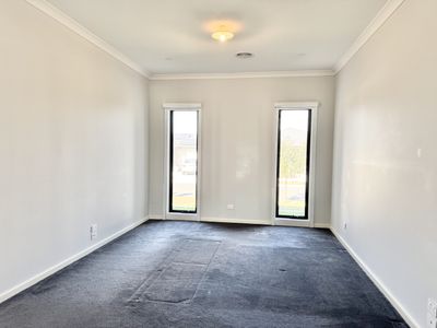33 Rosewater Street, Manor Lakes
