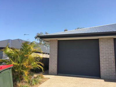 2 / 102 Bradman Way, Urangan