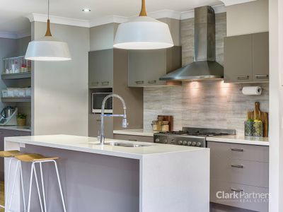 2 Lefroy Court, Warner